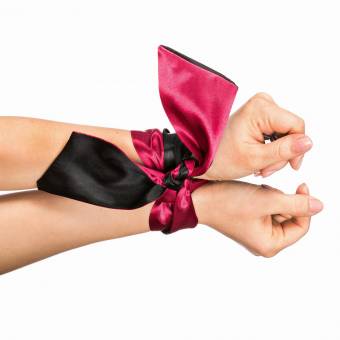Venda de ojos en calidad SM con discreta bolsita - máscara para ojos fetiche de satén en negro / rojo - juguete BDSM para pareja - 150 cm de largo. Envíos a Ciudad Real