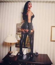 Te voy a machacar esa polla con mis taconazos,TELEFONO 803 420 505