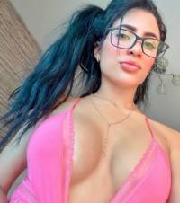 Quieres disfrutar de una chica tetona caliente