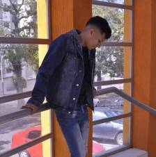 Chico joven vergom y tatuado