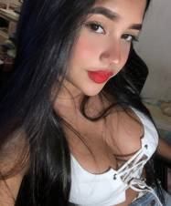 (_Soy Emily jovencita tetona complaciente en la cama_)