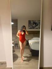 una rica escort, petite de piel blanca