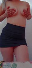 Ardiente scort rubia y atrevida en la cama
