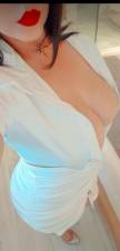 Tengo una bella piel blanca y unos senos excitantes