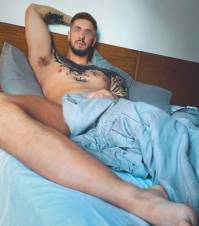Niño caliente y atrevido en la cama complaciendo toda clase de fantasía
