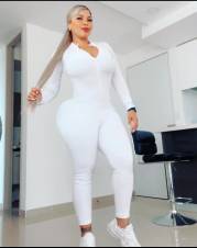 UNA ENCANTADORA CHICA  PLACENTERA