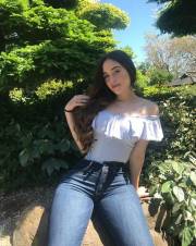 hermosa jovencita de tez blaca ful poses sin apuros
