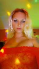 Jovencita rubia ama lady victoria