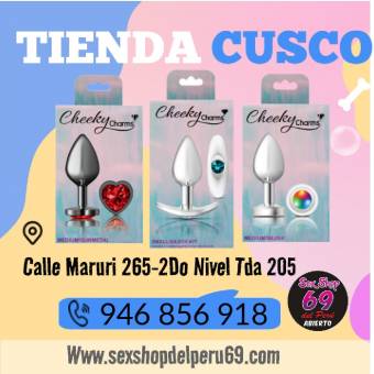 una colección de seductores y vibradores tapones anales de metal, cada uno con una hermosa gema ac