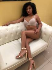 MORENA DE RIZOS DELICIOSA