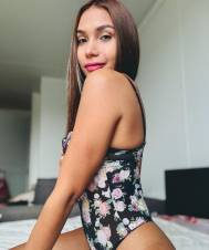DELGADA Y COMPLACIENTE VENEZOLANA
