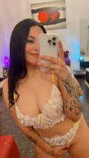 (IY)..Hola soy una chica joven como veis en mis fotos por su puesto estoy con mis Amigas