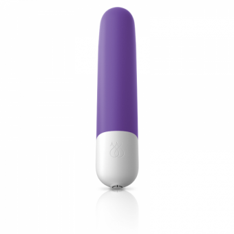 Este masajeador recargable, resistente al agua y estilo bala tiene un exterior sensualmente suave con una base de silicona