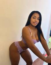 COLOMBIANA ES TAN BELLA COMO UNA FLOR VIOLETA