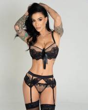 JOVEN LATINA CON MANOS EXPERTAS Y CADERAS