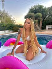 FASINANTE JOVEN DULCE Y HERMOSA
