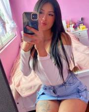 . . . . Soy una chica colombiana muy caliente . . . .